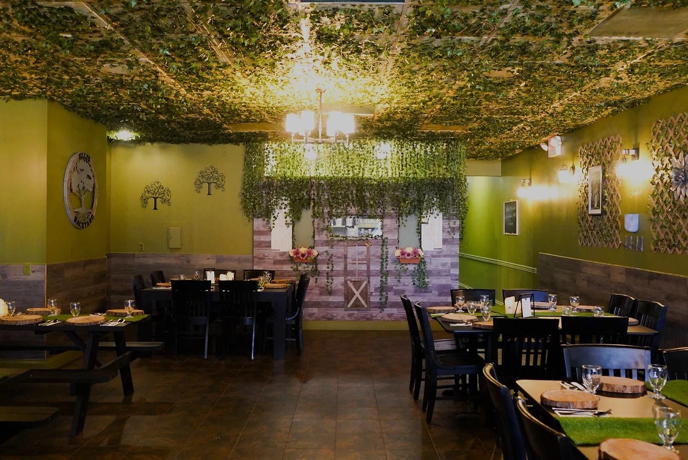 Elli's Backyard Restaurant Interior