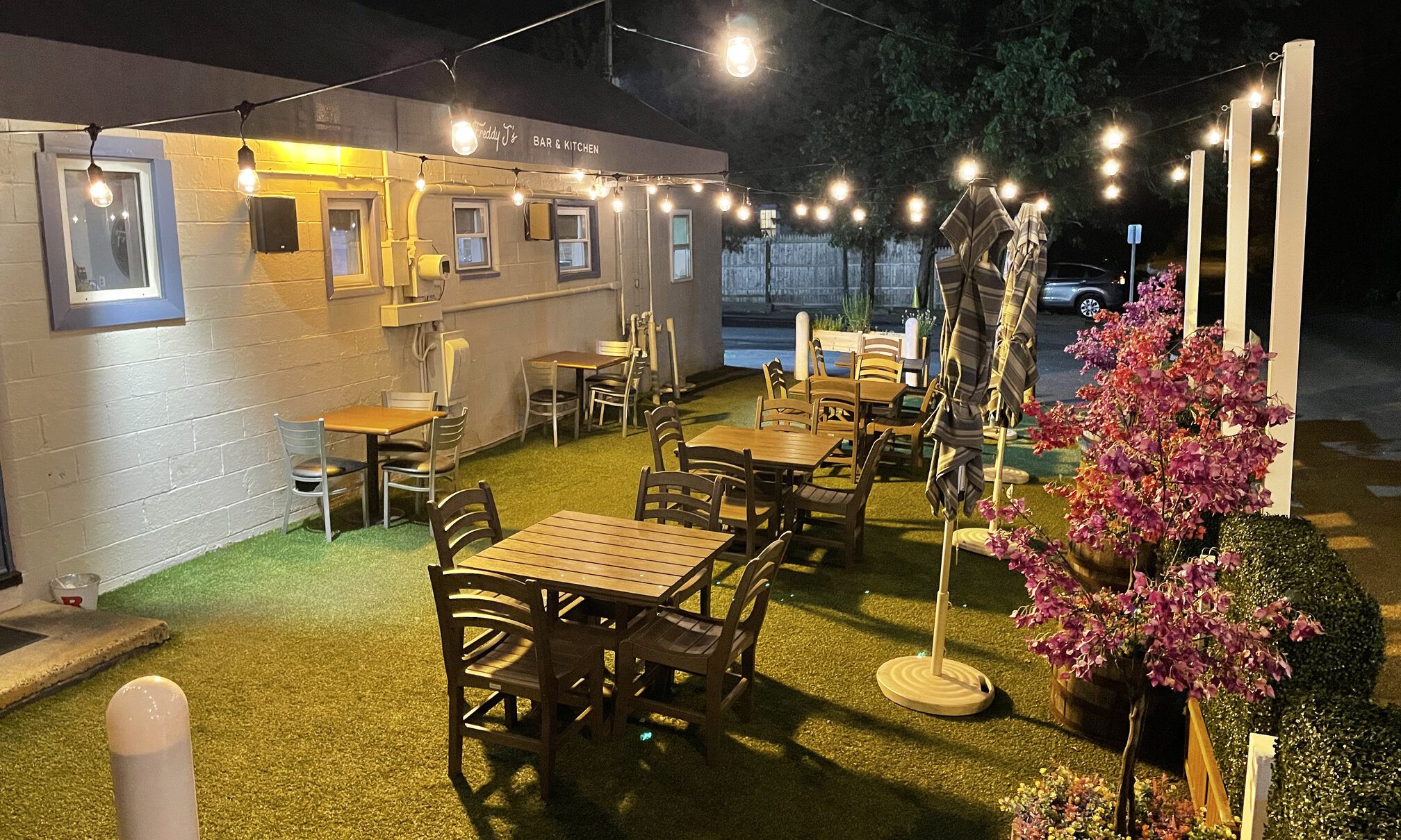 Freddy J's Outdoor Dining