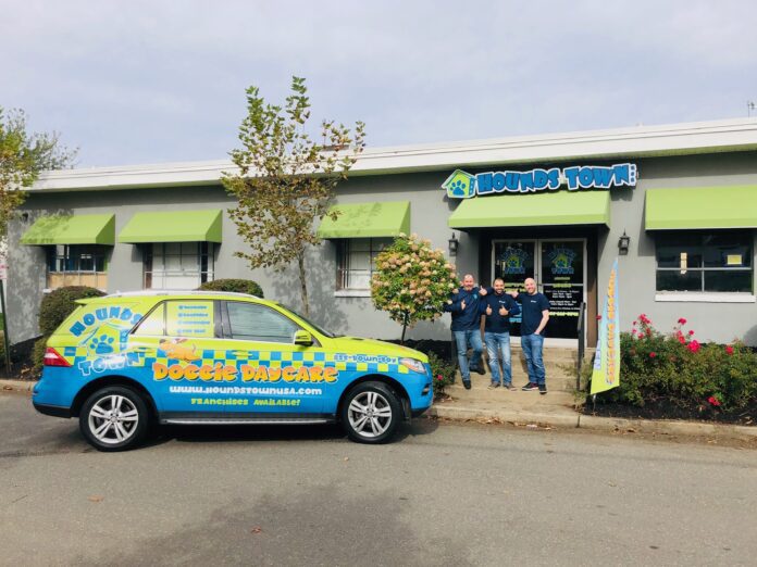 Hounds Town Hillsdale Exterior