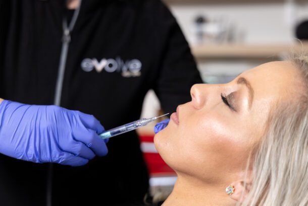 Frau erhält Botox-Injektion