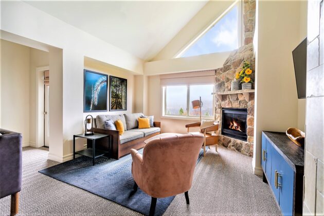 Grand Cascades Lodge suite living room